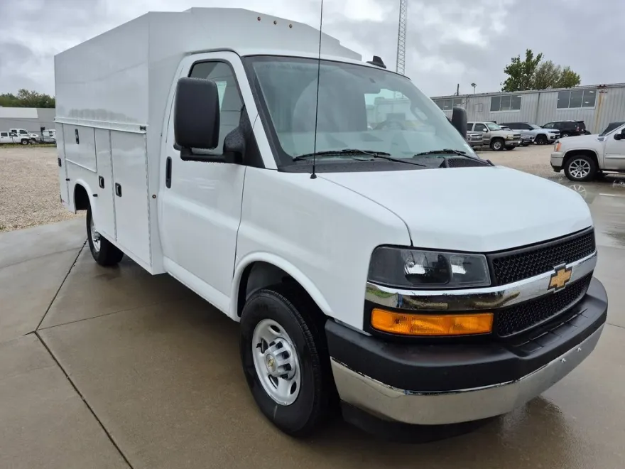 2025 Chevrolet Express 3500 Cutaway Van photo 1