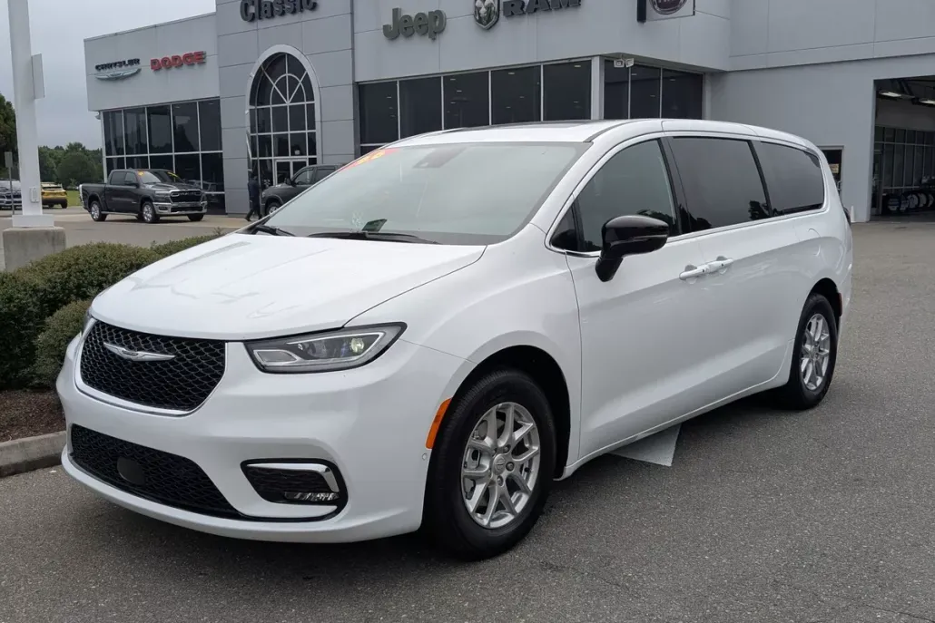 2026 Chrysler Pacifica photo 1