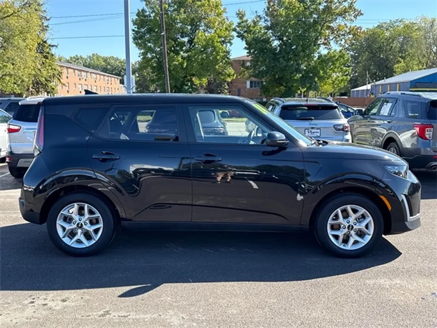 2024 Kia Soul LX photo 1