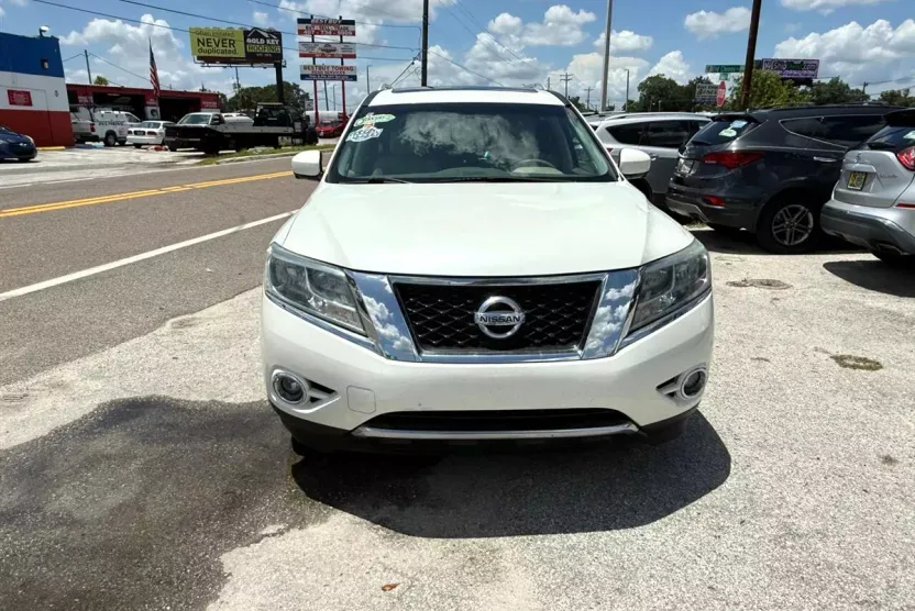 2015 Nissan Pathfinder Platinum photo 1