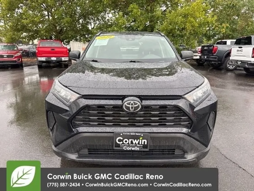 2020 Toyota RAV4 LE photo 1