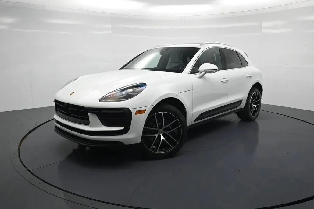 2026 Porsche Macan T photo 1