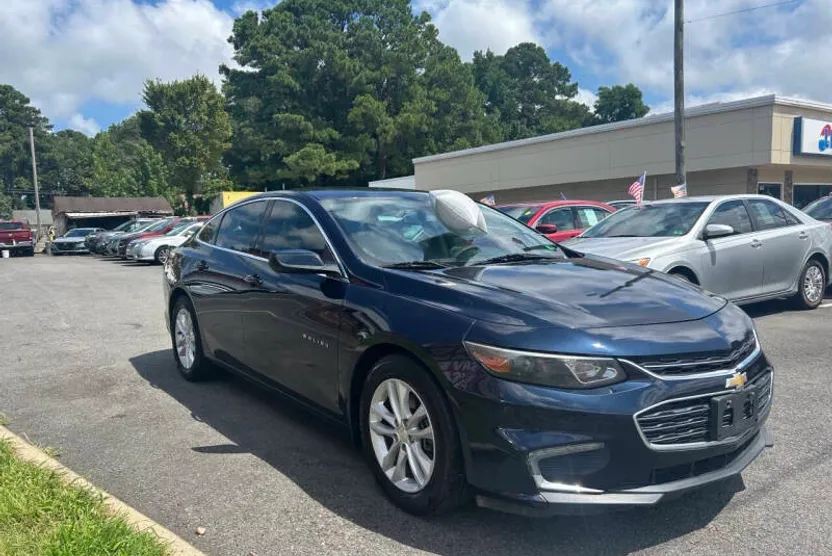 2017 Chevrolet Malibu 1LT photo 1