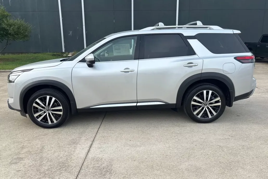 2025 Nissan Pathfinder Platinum photo 1