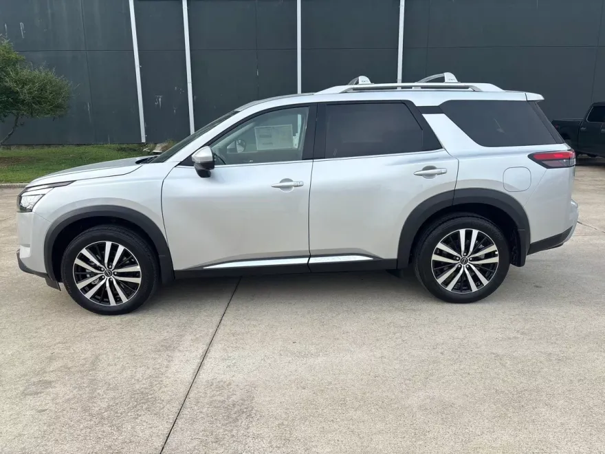 2025 Nissan Pathfinder Platinum photo 1