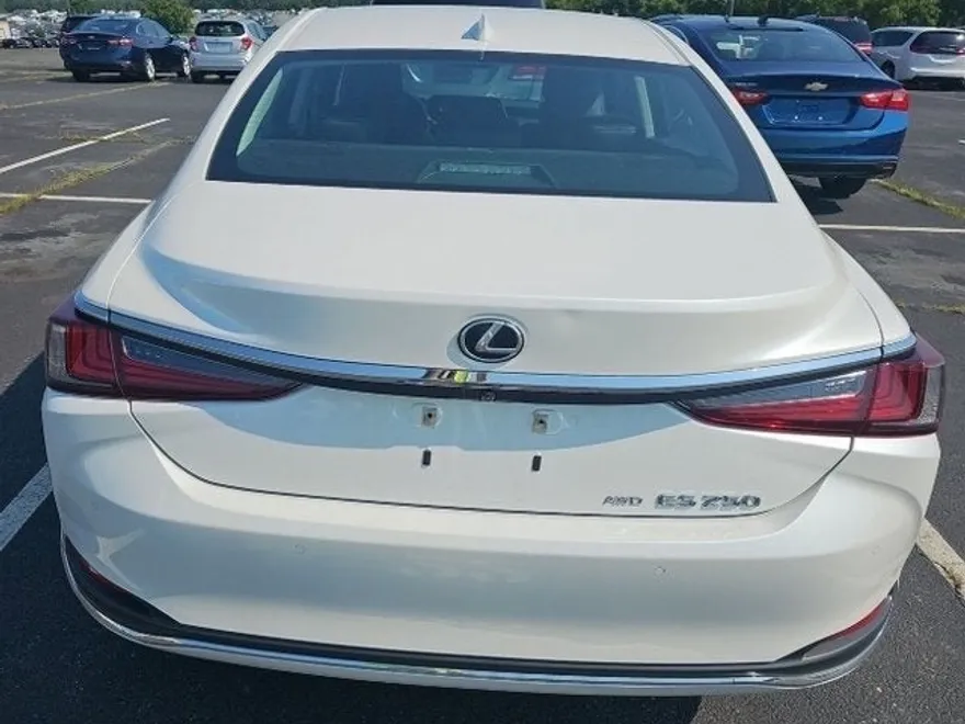 2022 Lexus ES 250 photo 1