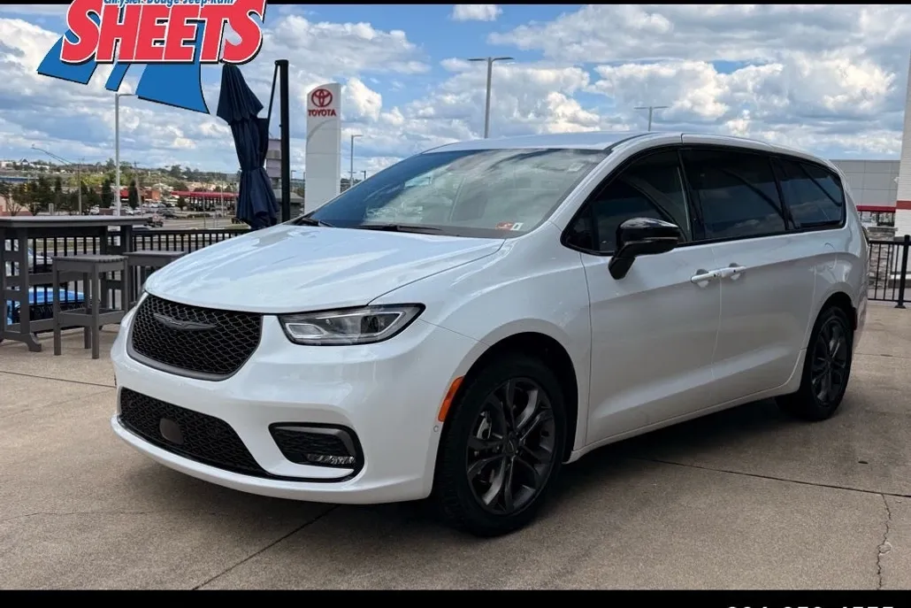 2026 Chrysler Pacifica photo 1