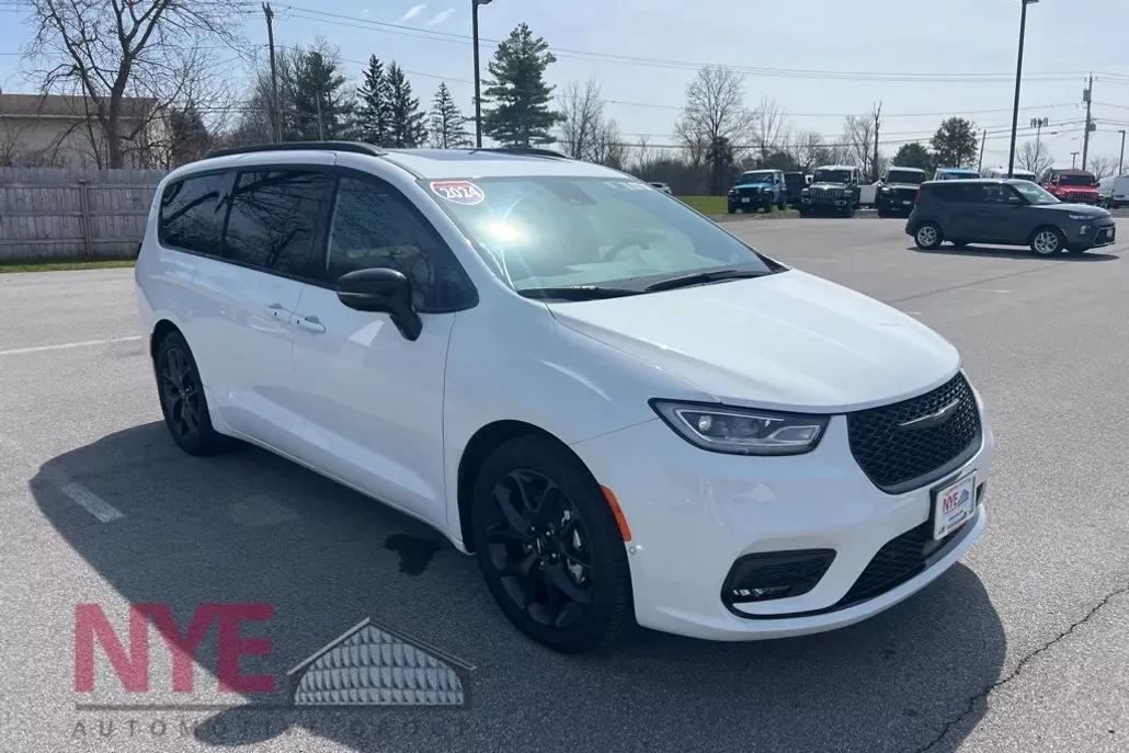 2024 Chrysler Pacifica Limited photo 1