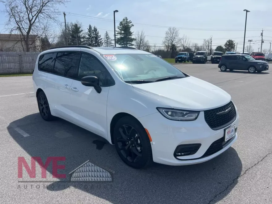 2024 Chrysler Pacifica Limited photo 1