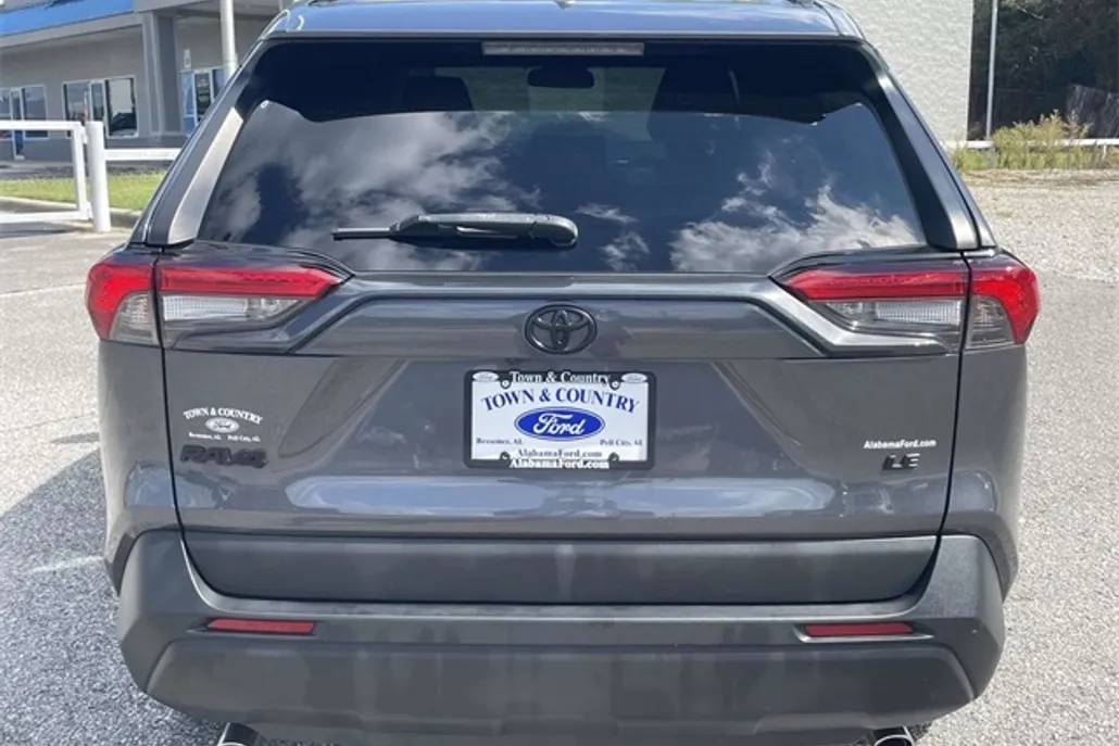 2021 Toyota RAV4 LE photo 1