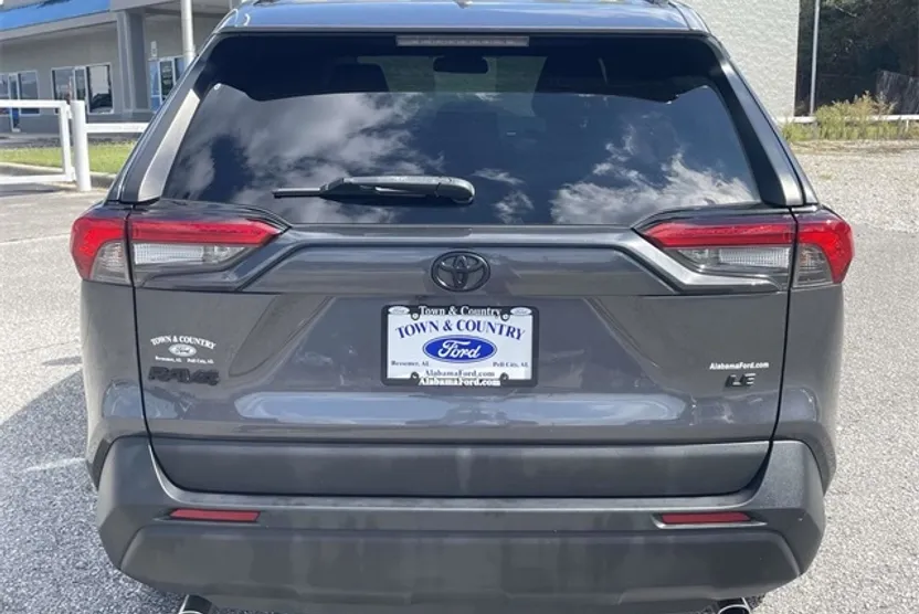 2021 Toyota RAV4 LE photo 1