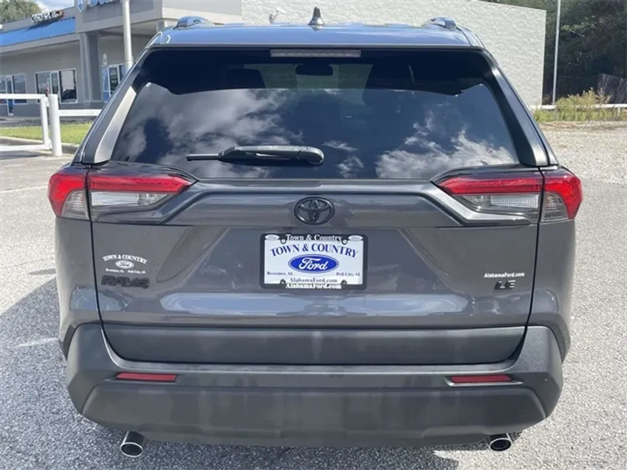 2021 Toyota RAV4 LE photo 1