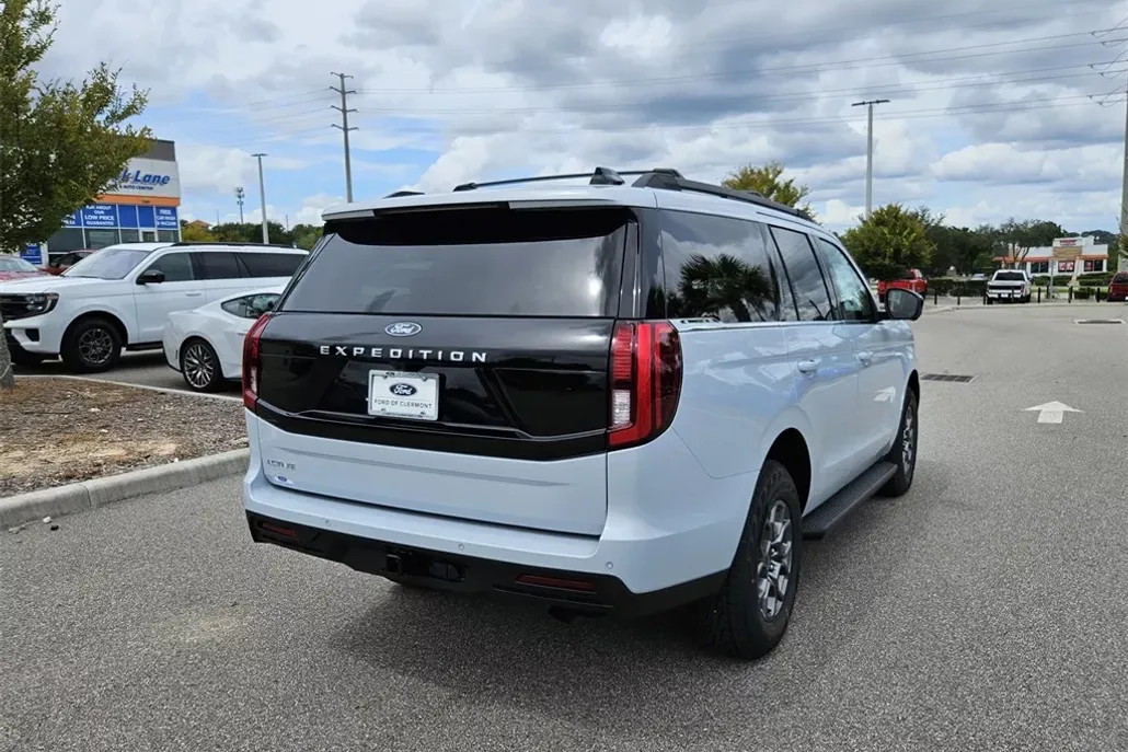 2025 Ford Expedition photo 1