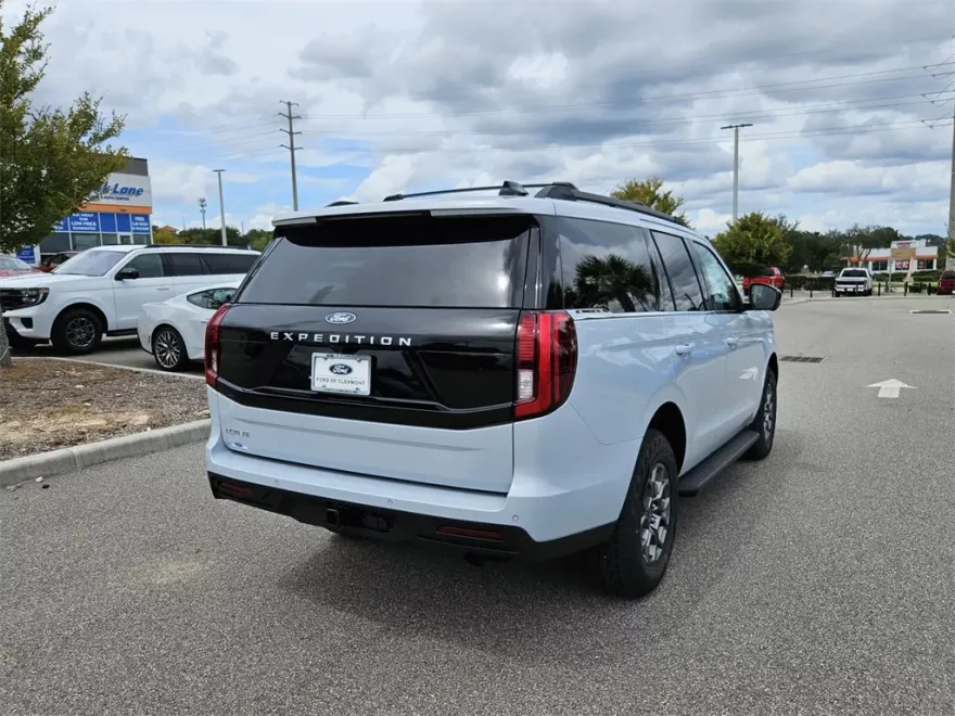 2025 Ford Expedition photo 1