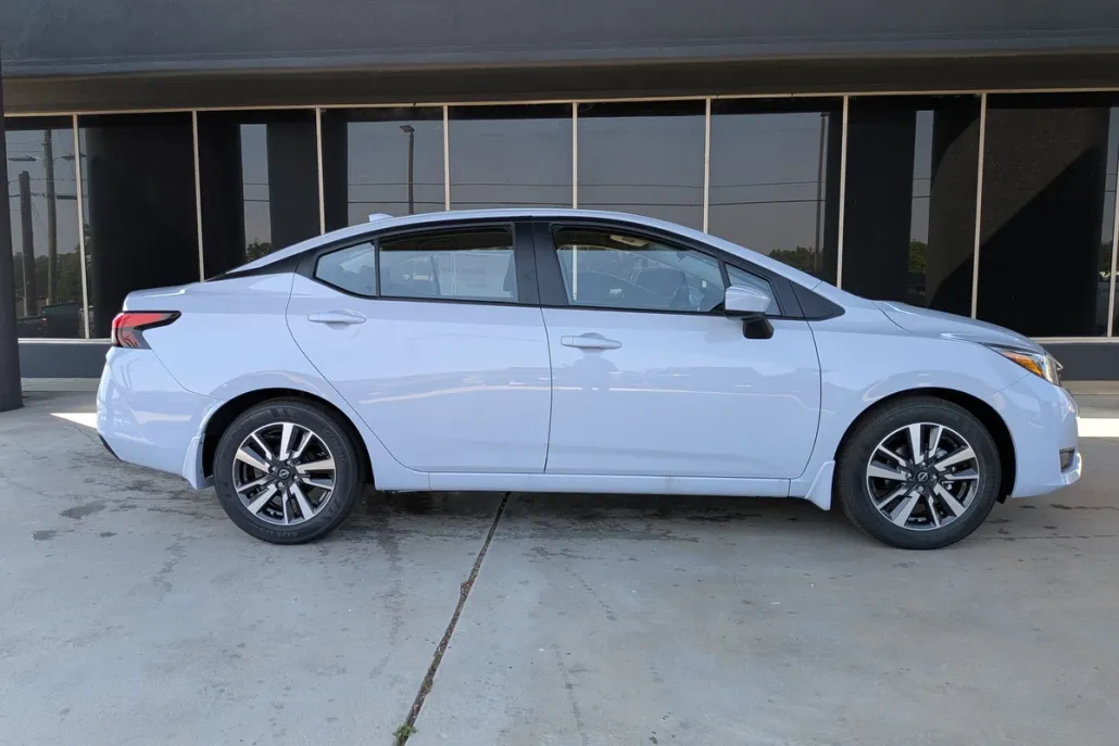 2025 Nissan Versa 1.6 SV photo 1