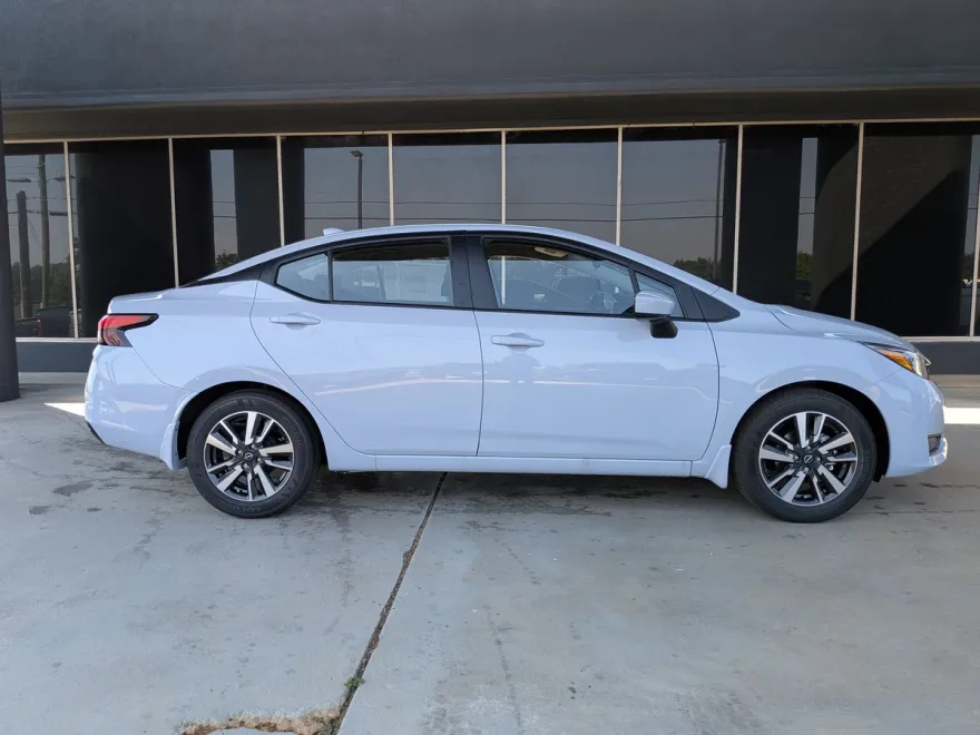 2025 Nissan Versa 1.6 SV photo 1