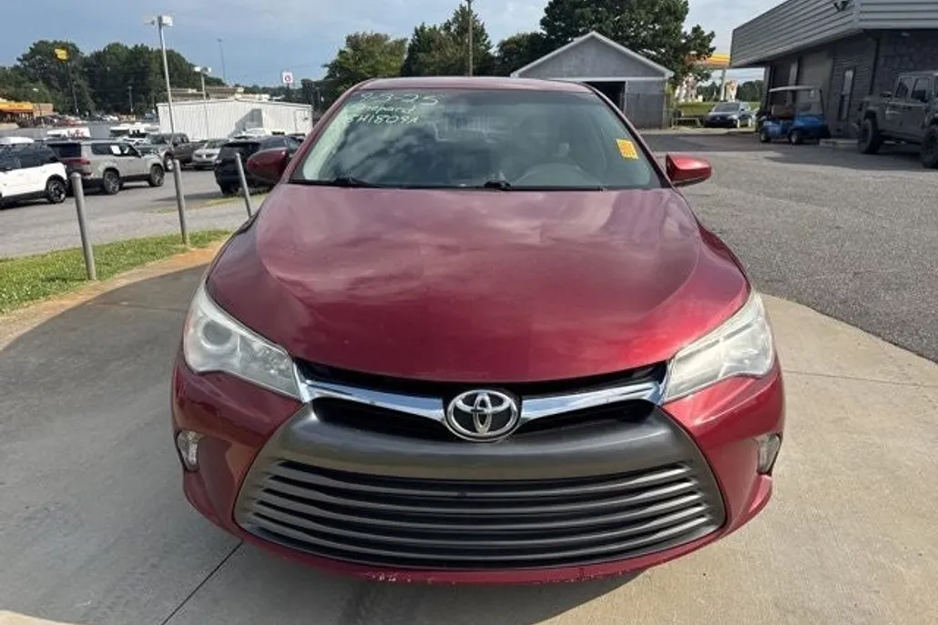 2015 Toyota Camry LE photo 1