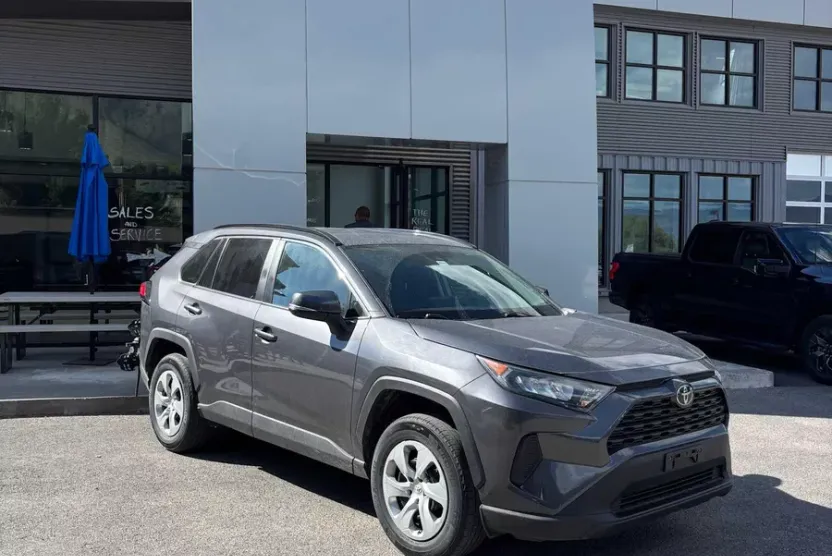 2019 Toyota RAV4 LE photo 1