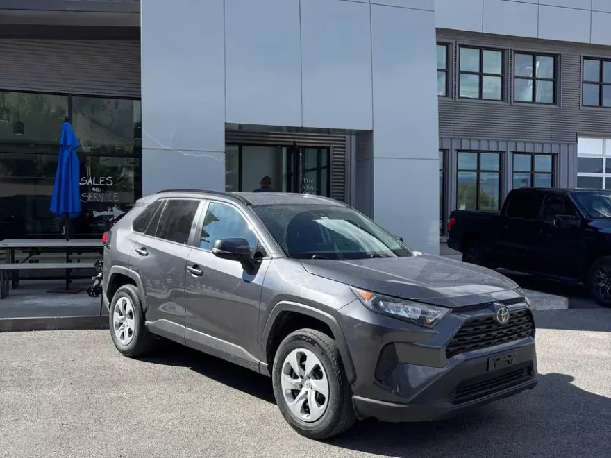 2019 Toyota RAV4 LE photo 1