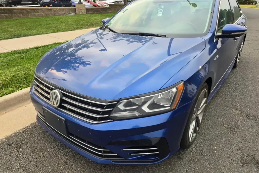 2017 Volkswagen Passat R-Line photo 1
