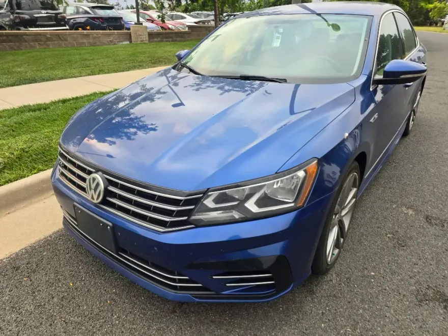 2017 Volkswagen Passat R-Line photo 1