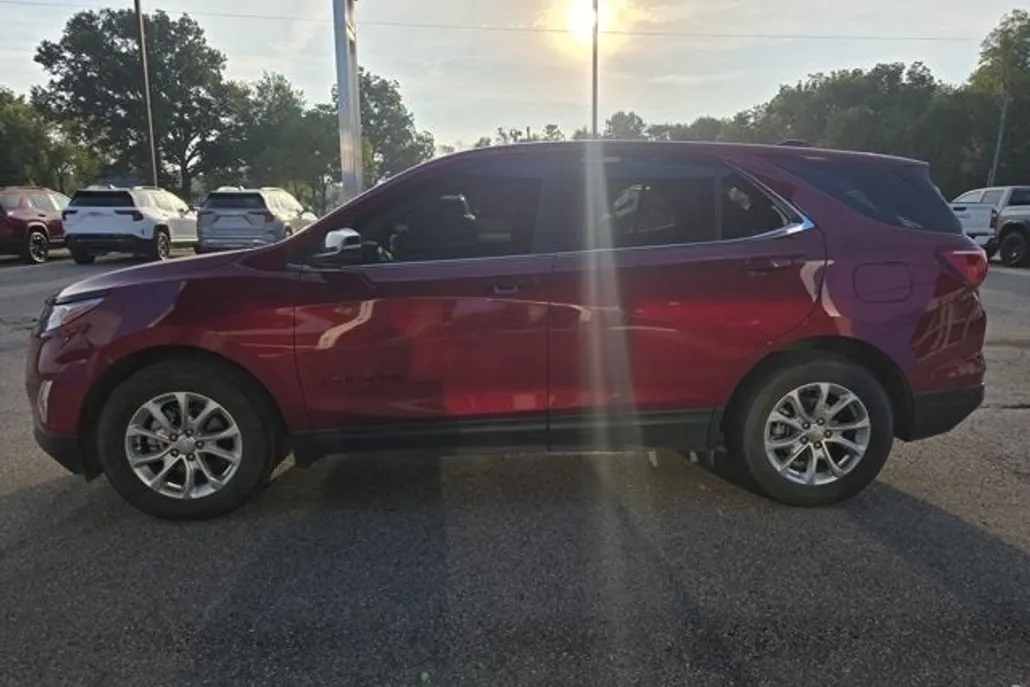 2021 Chevrolet Equinox LT photo 1