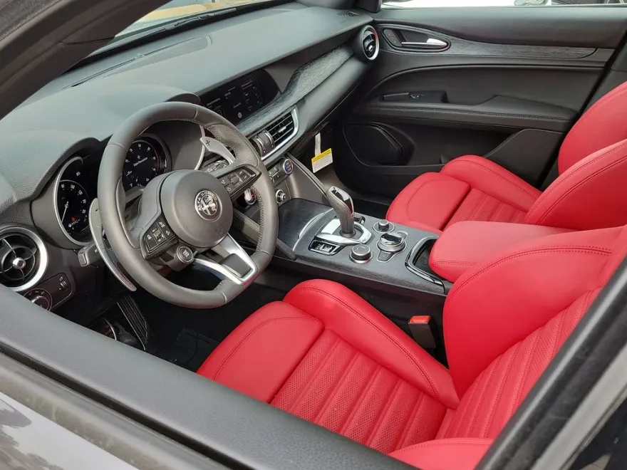 2024 Alfa Romeo Stelvio Sprint photo 4