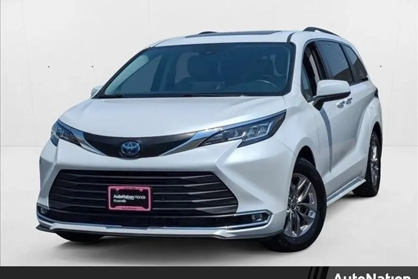 2023 Toyota Sienna XLE photo 1
