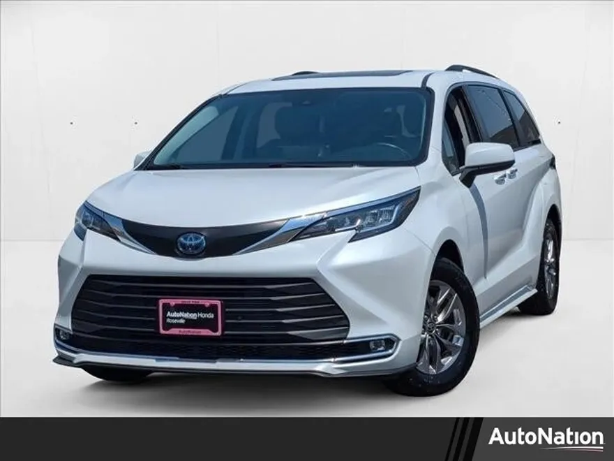 2023 Toyota Sienna XLE photo 1