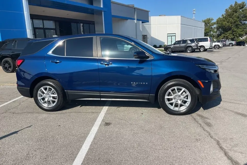 2023 Chevrolet Equinox LT photo 1