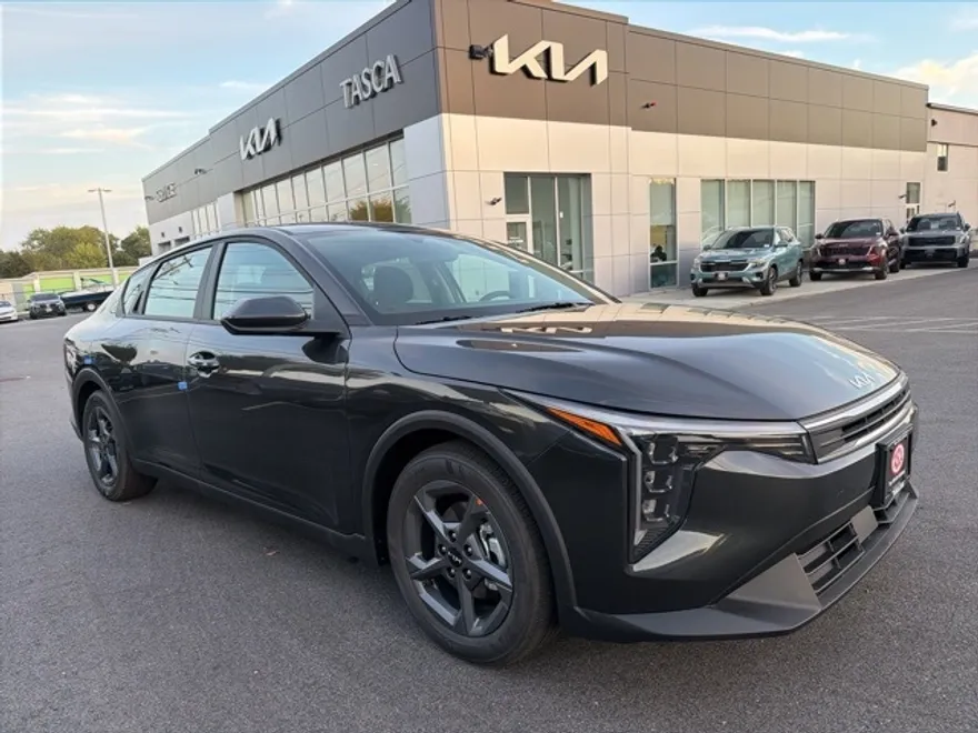 2025 Kia K4 LXS photo 1