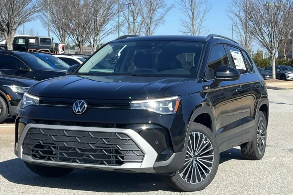 2025 Volkswagen Taos SE photo 1