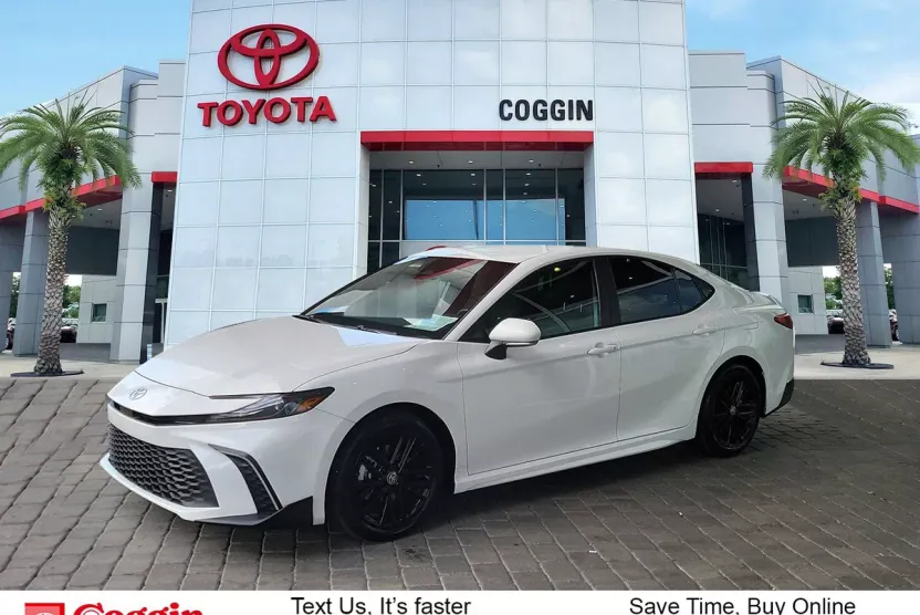 2025 Toyota Camry SE photo 1