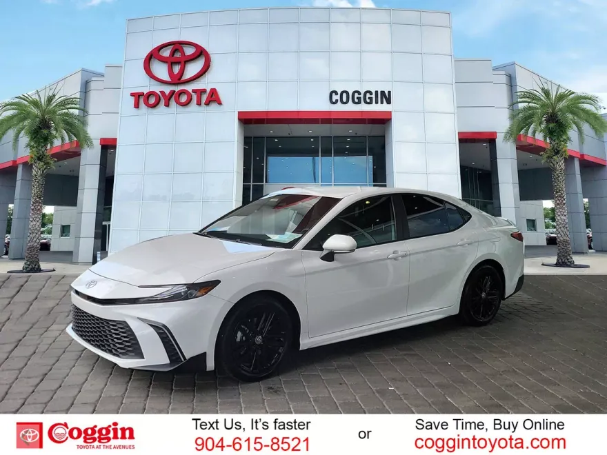 2025 Toyota Camry SE photo 1