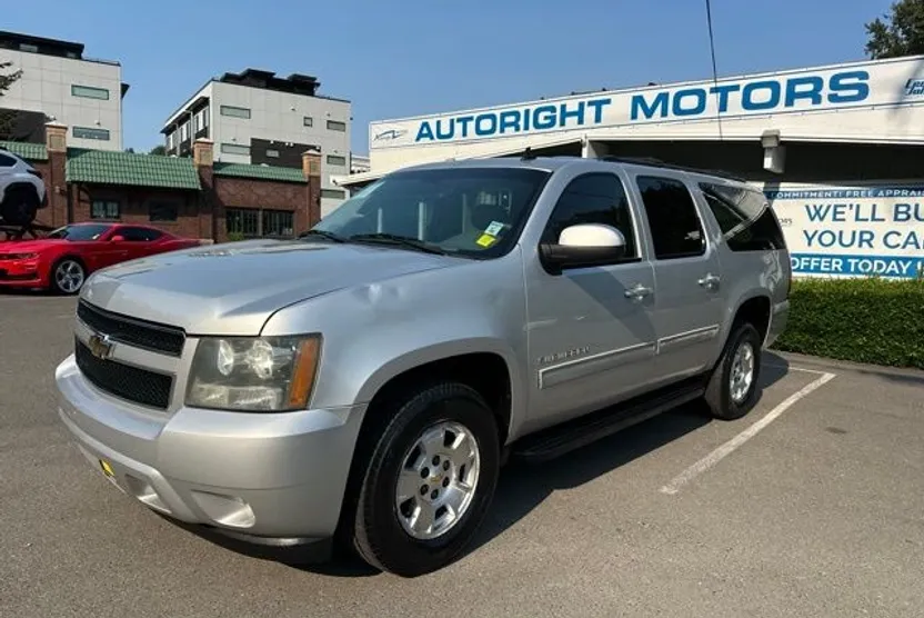 2010 Chevrolet Suburban 1500 LT photo 1