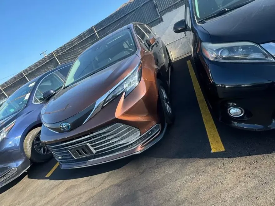 2021 Toyota Sienna LE photo 1