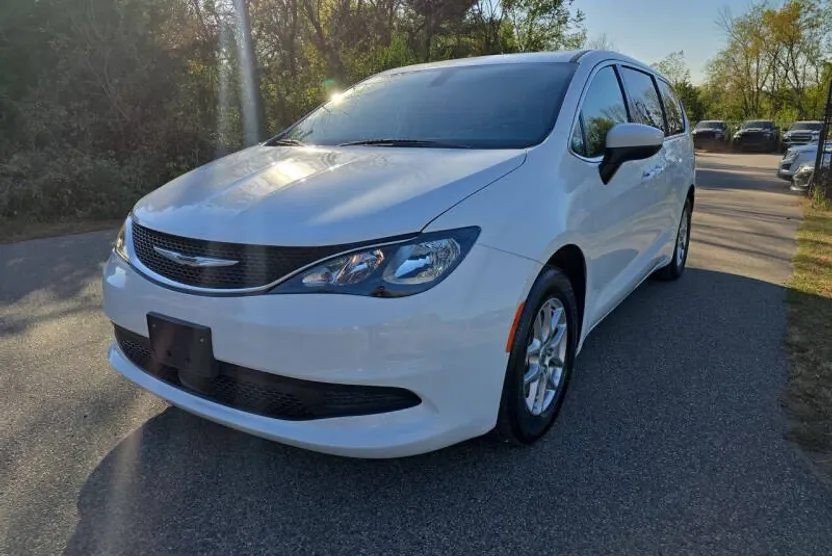 2022 Chrysler Voyager LX photo 1