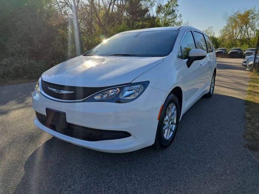 2022 Chrysler Voyager LX photo 1