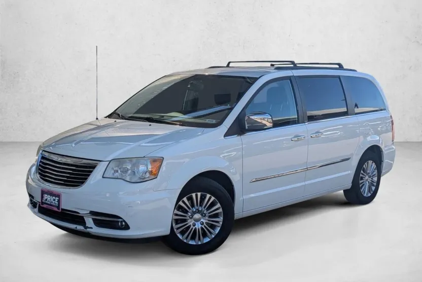 2013 Chrysler Town & Country photo 1