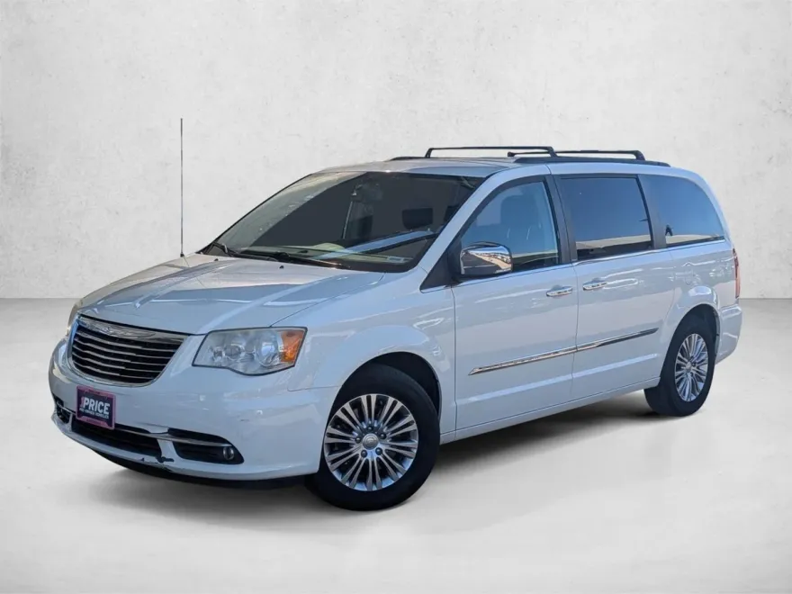 2013 Chrysler Town & Country photo 1