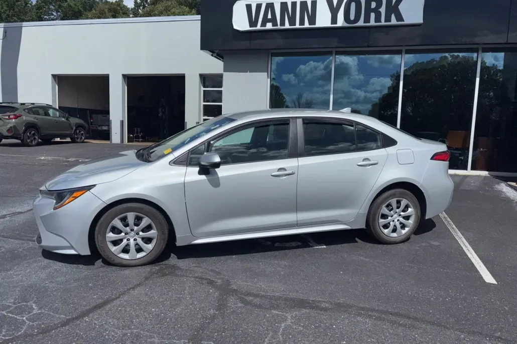 2023 Toyota Corolla LE photo 1