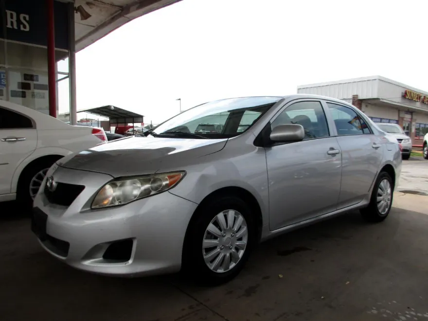 2009 Toyota Corolla LE photo 1