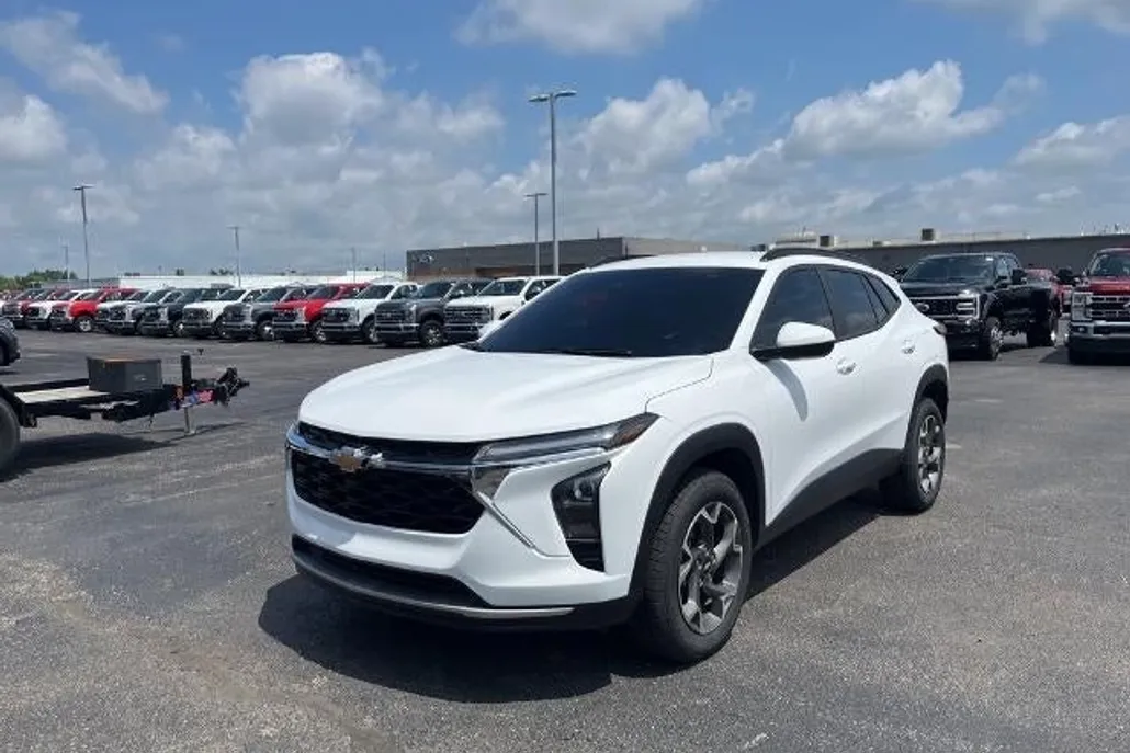 2024 Chevrolet Trax LT photo 1