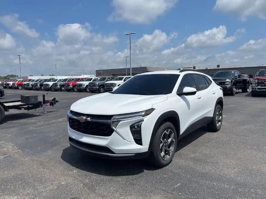 2024 Chevrolet Trax LT photo 1