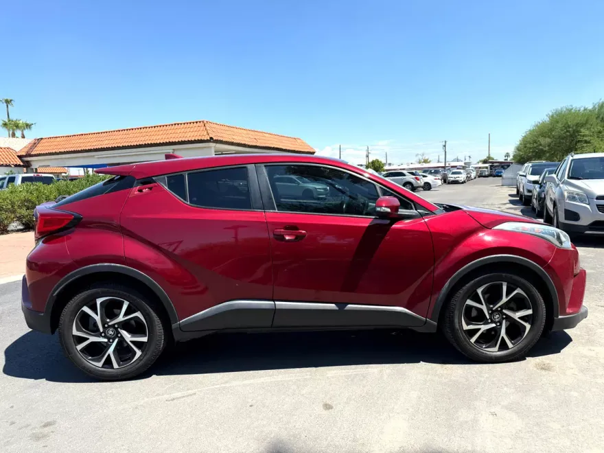 2018 Toyota C-HR XLE photo 1