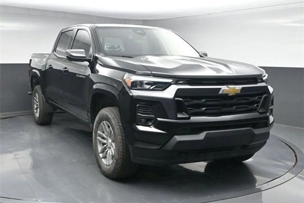 2025 Chevrolet Colorado Work Truck LT photo 1