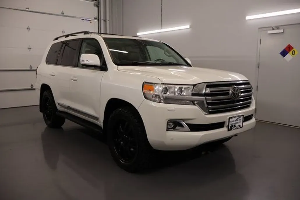 2016 Toyota Land Cruiser photo 1