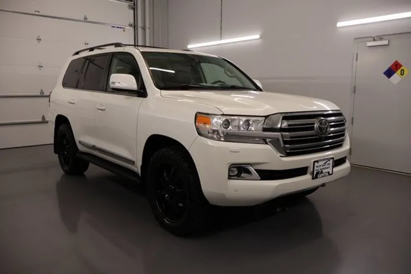 2016 Toyota Land Cruiser photo 1