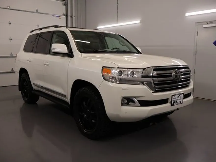 2016 Toyota Land Cruiser photo 1