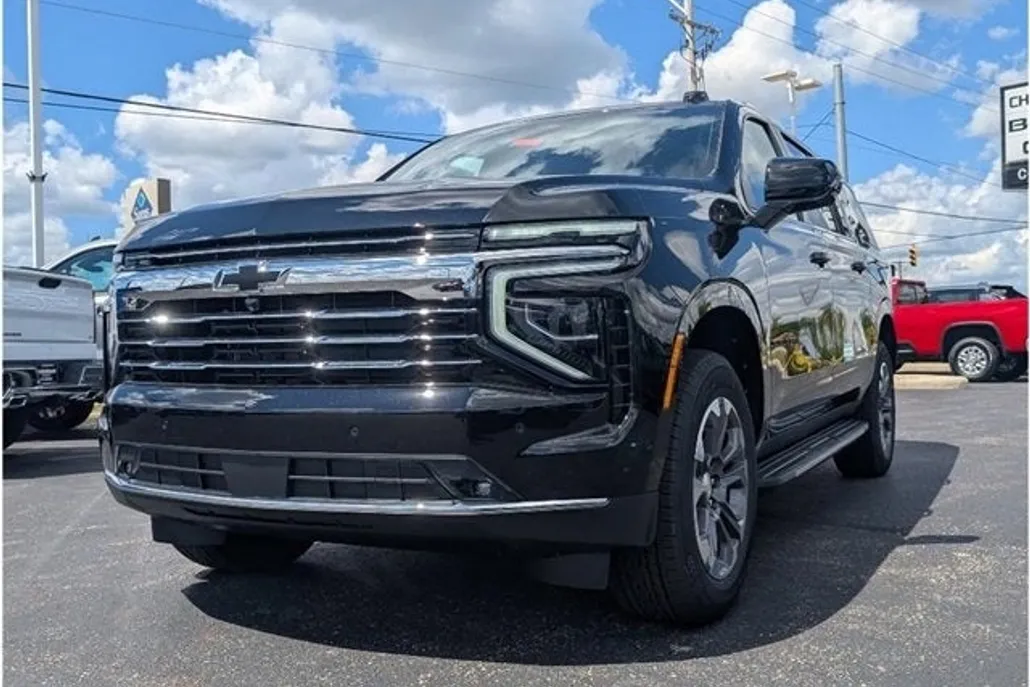 2025 Chevrolet Suburban LT photo 1